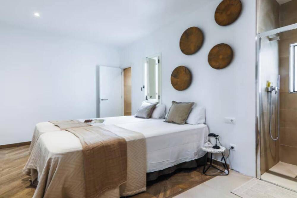 Entire apartment, Renovated 19th-Century Gem in City Centre in Barcelona Centre, Barcelona