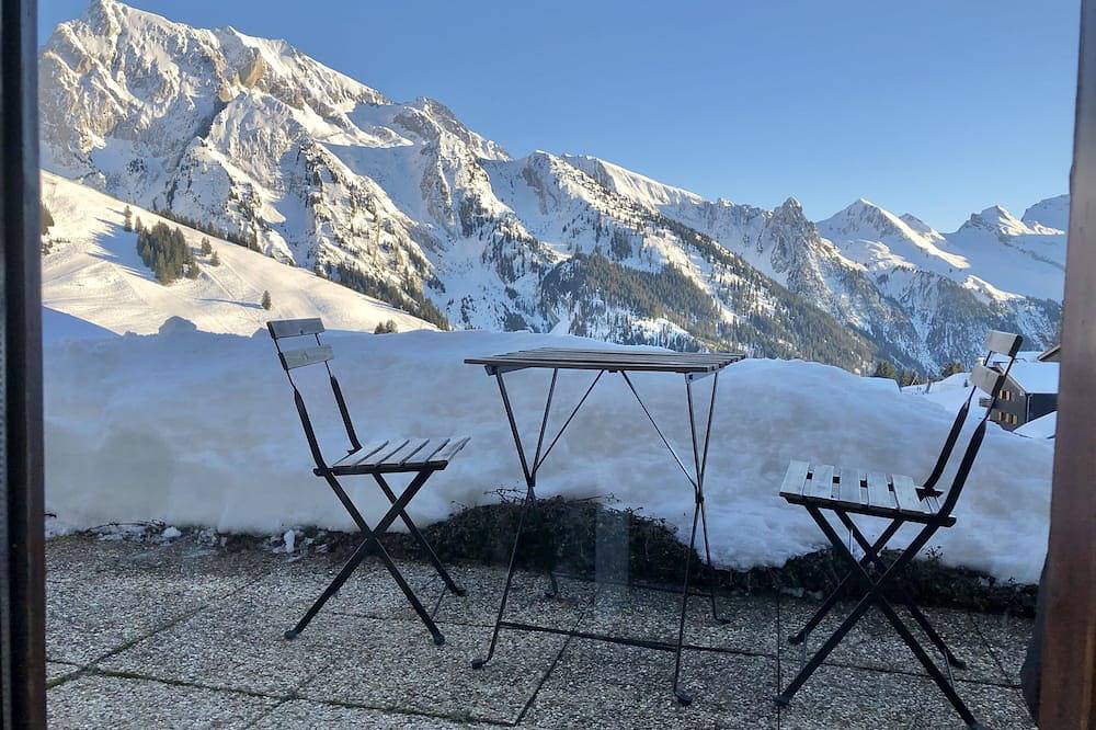 Entire apartment, Apartment with terrace, panoramic view and skis at your feet in Manigod, Annecy region