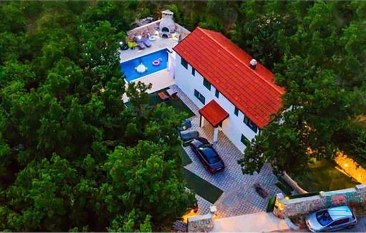 Gemütliche Ferienwohnung in der Nähe der Sehenswürdigkeiten von Imotski mit Pool und Parkplatz in Imotski, Makarska Riviera