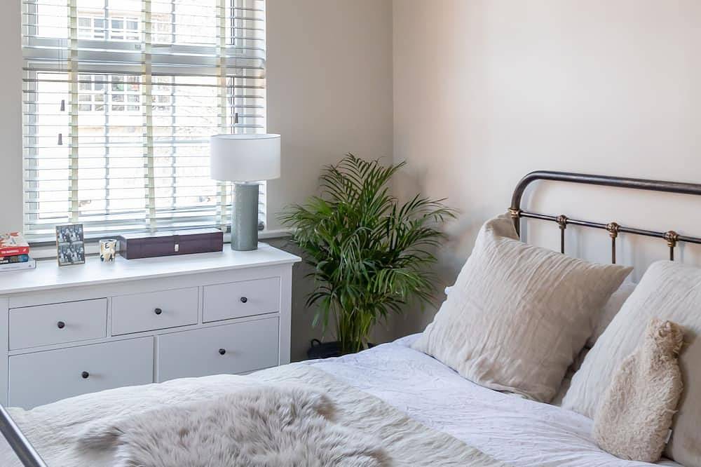 Hereford City – St Owens Terrace: Spacious 3-Storey Home, Walk to Centre in Hereford, Herefordshire