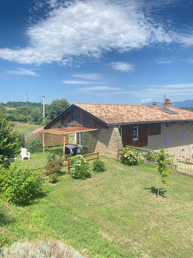 Gîte pour 4 personnes, avec vue ainsi que piscine et jardin à Saint-Lattier