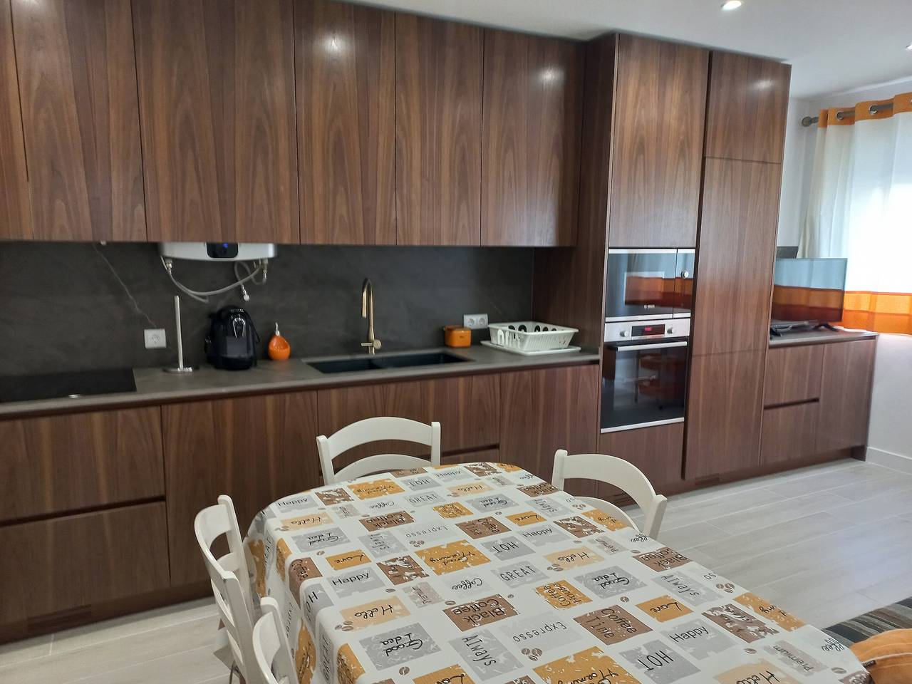 Apartamento inteiro, Apartamento "Regueiró Quarteira Beach" com Wi-Fi, A/C, Varanda & Terraço in Cavacos, Quarteira