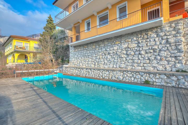 Villa per 8 persone, con piscina e terrazza nonché vista lago, con animali domestici in Trentino-Alto Adige