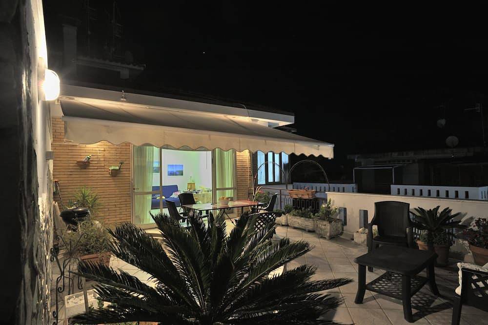 Apartamento entero, An apartment nestled in the sun 110 meters from the sea in Scauri, Provincia de Latina