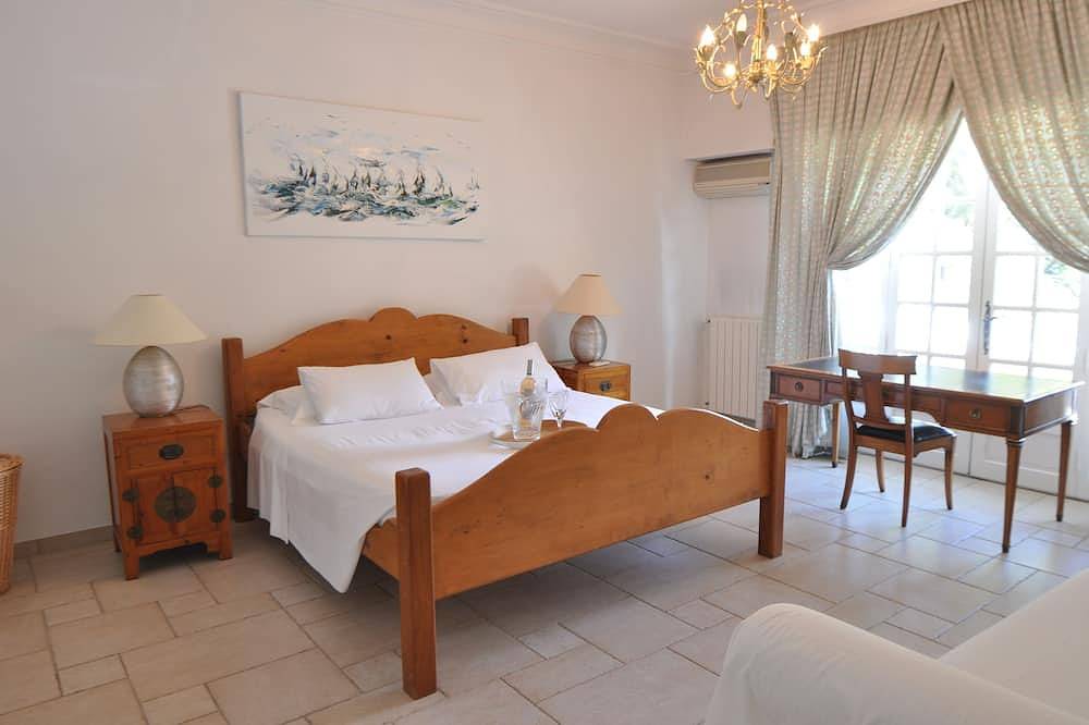Grande villa proche plage, restaurants et commerces: 15 couchages avec grande piscine in Antibes, Côte méditerranéenne (France)