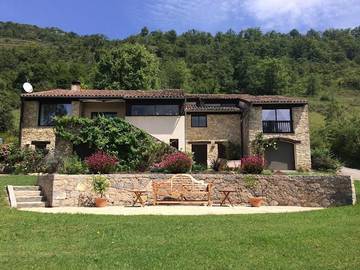 Gîte pour 9 personnes, avec piscine ainsi que vue et jardin à Leychert