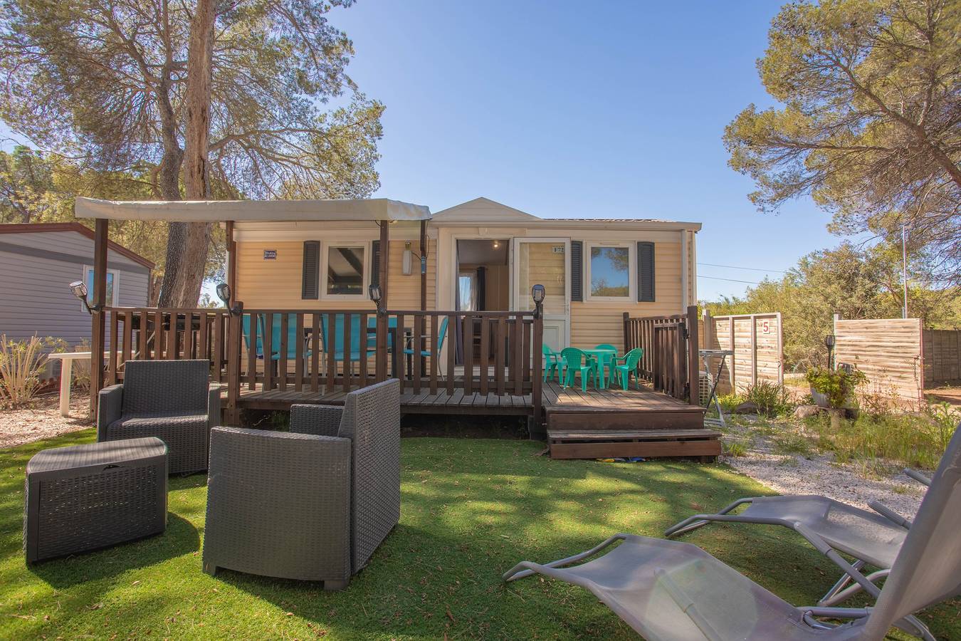 Mobile Home 'Mobilhome Oasis Village Puget Argen' with Shared Pool and Private Terrace in Roquebrune-sur-Argens, Mediterranean Coast (France)