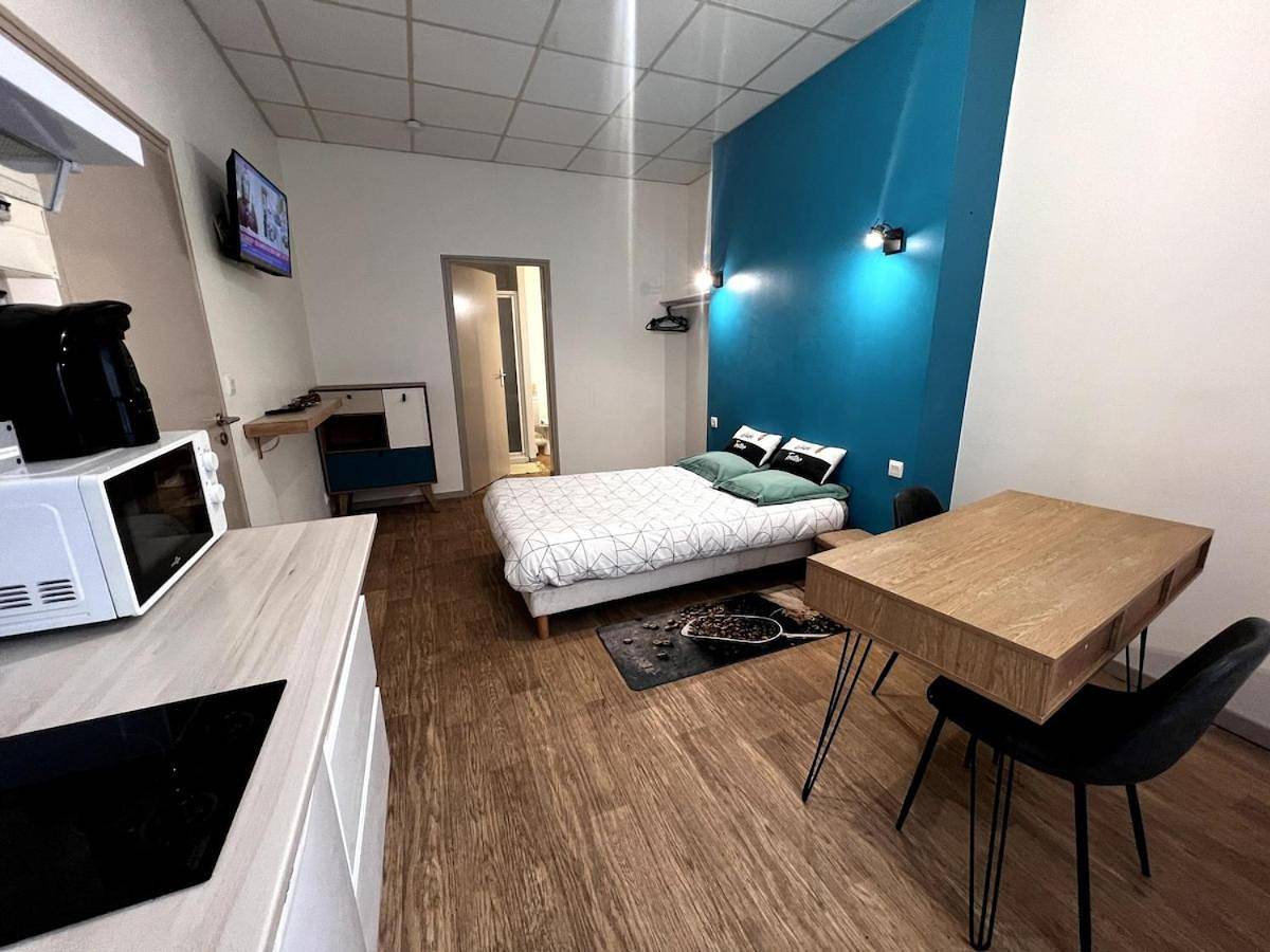 Appartement entier, Beau Studio dans une rue au calme en Centre Ville de Niort proche de la Gare in Niort, Région de Niort