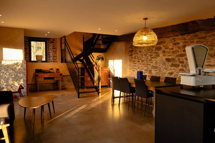 Location de vacances pour 8 personnes, avec piscine et jardin à Gagnac-sur-Cère