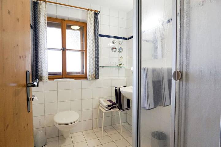 Ganze Wohnung, Ferienwohnung klein (C) 42 qm, 1 Schlafzimmer, Wohnküche, Balkon in Piding, Berchtesgadener Alpen