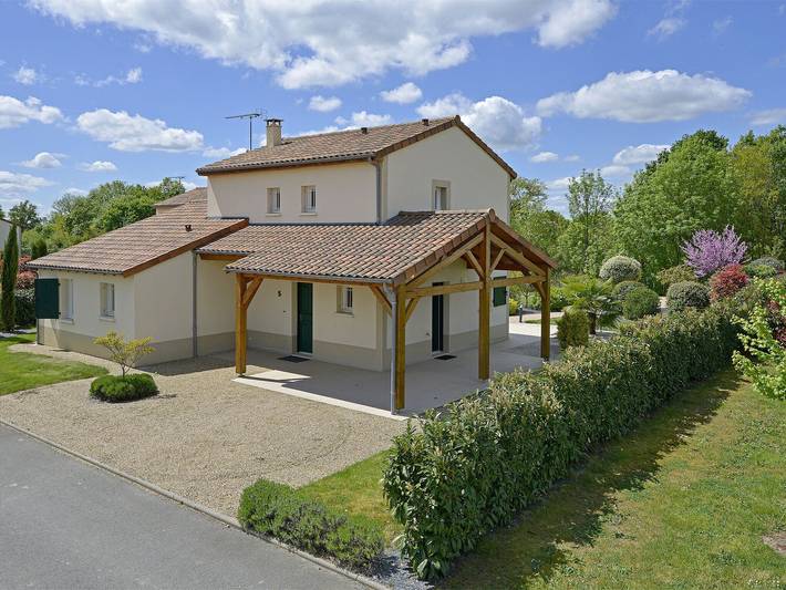 Location de vacances pour 6 personnes, avec Terrasse ainsi que Jardin et Piscine à Vasles