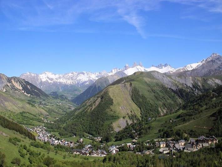 Gîte pour 4 personnes, avec piscine, adapté aux familles dans Office De Tourisme De Saint Sorlin D Arves