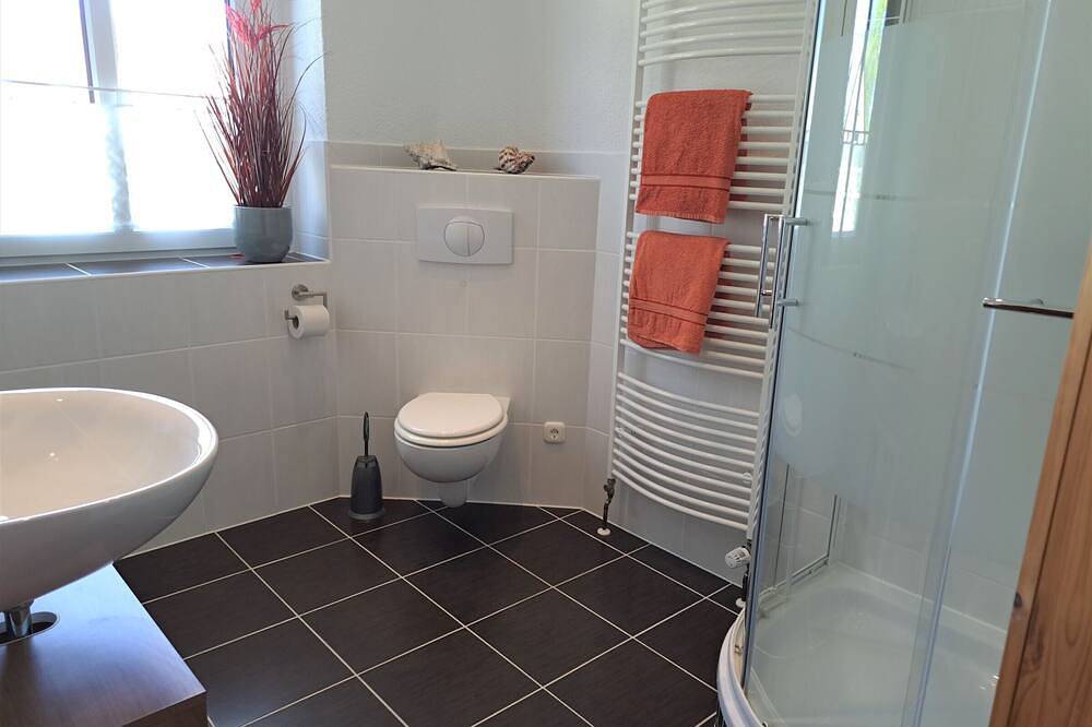 Ganze Wohnung, Ferienwohnung '2' mit gemeinsamer Terrasse und Wlan in Lindow, Ruppiner Seenland