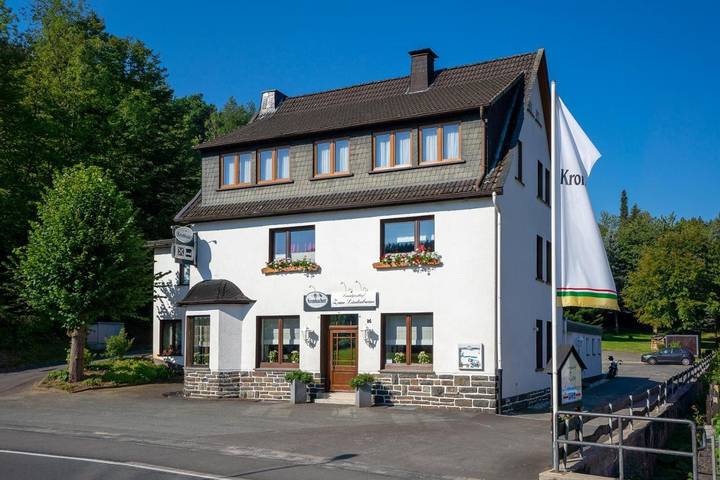 Hotel, mit Terrasse und Garten in Finnentrop