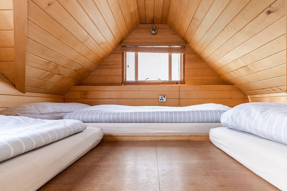 Tinywood One, dog friendly with hot tub in Warwick in Long Itchington, Warwickshire