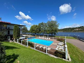 Hôtel pour 2 personnes, avec terrasse et piscine à Saguenay