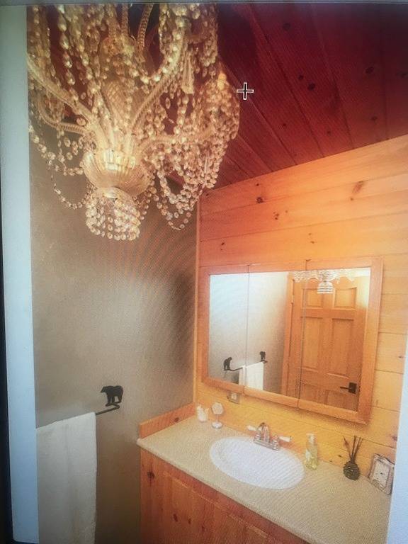 Log cabin for 6 people, with yard and balcony in Catskill Mountains