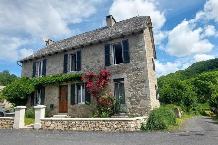 Location de vacances pour 12 personnes, avec Terrasse ainsi que Jardin et Vue à Leucamp
