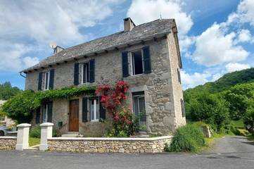 Gîte pour 12 personnes, avec jardin et vue à Leucamp