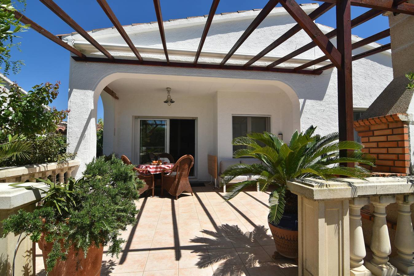 Encantadora casa vacacional con jardín exuberante y terraza amplia, a 1500 metros de la playa de Santa Margarida en Roses. in Santa Margarida, Roses