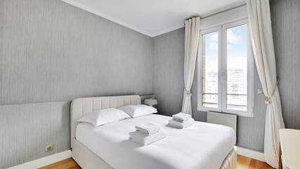 Location De Vacances pour 8 Personnes dans Courbevoie, Hauts-de-Seine, Photo 1