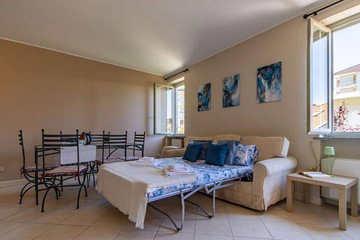 Appartement entier, Maison au bord du lac de Cuz - Centre d'Arona - WiFi gratuit - Par Guestaly in Arona (Lago Maggiore), Commune de Arona