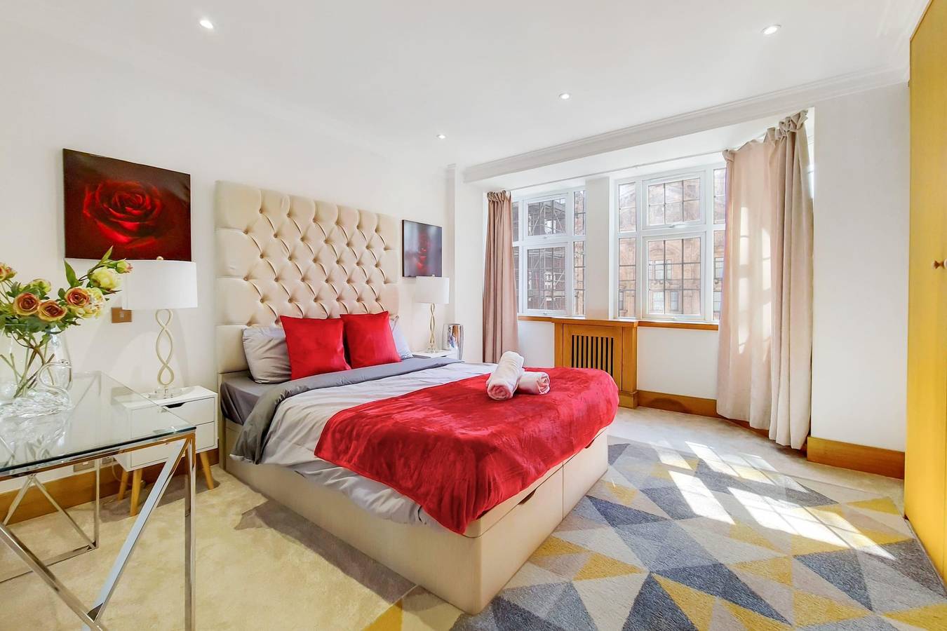Entire apartment, Super Deluxe 3 Bedroom Apartment Opposite Harrods in London, South East England
