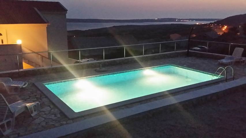 Apartament wakacyjny dla 2 osób, z basen i balkon/ taras w Novalja