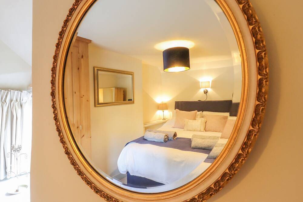 Wayside Cottage, pet friendly, with hot tub in Sharnbrook in Bedford