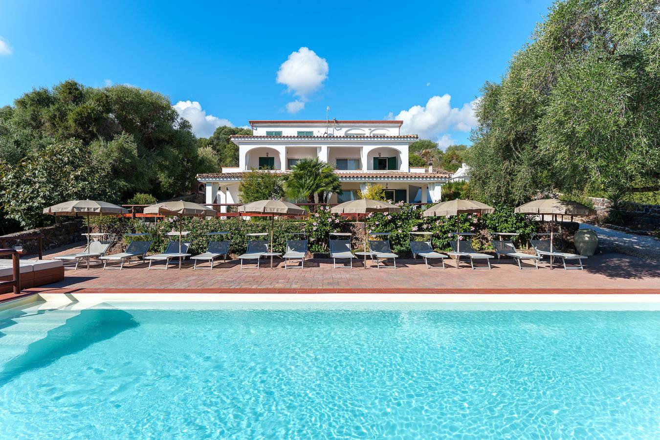 Appartement entier, Appartement de vacances "Villa Mula 3" avec vue sur la mer, Wi-Fi, terrasse et piscine partagée in Orosei, Province de Nuoro