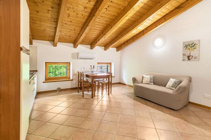 Appartamento intero, Appartamento "Agriturismo Colombare Teboi Bilo" con vista sulle montagne, piscina in comune e Wi-Fi in Lazise, Prealpi Gardesane