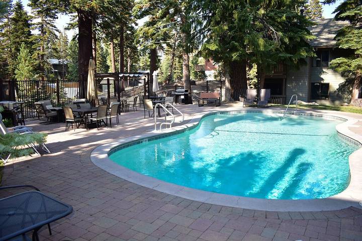 Vacation rental for 6 people, with hot tub and pool as well as balcony and sauna in Mammoth Lakes