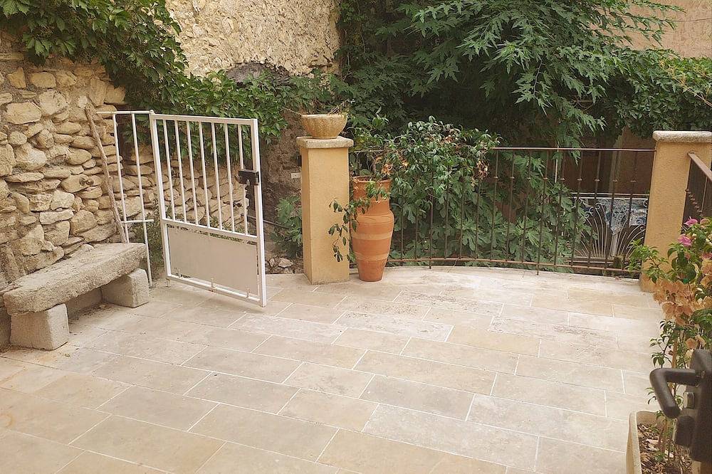 In the heart of Fontaine de Vaucluse, house overlooking the Sorgue river in Fontaine-de-Vaucluse, Vaucluse