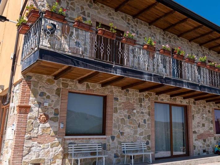 Albergo a gestione familiare per 3 persone, con idromassaggio e piscina nonché giardino, adatto a famiglie con bambini in Contursi Terme