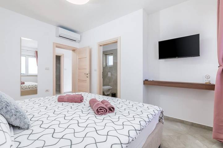 Brandneue Villa mit 6 Schlafzimmern, nur 1500m vom Strand, Dorf Valbandon in Valbandon, Südküste Istrien