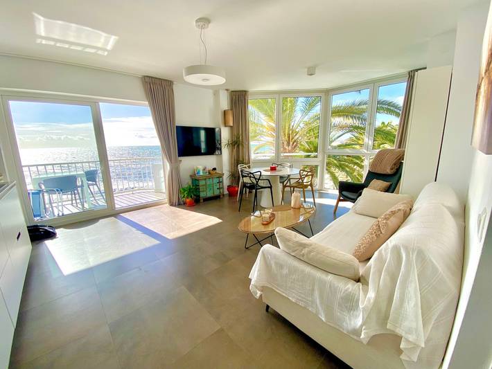 Entire apartment, Apartment on the Beach with Sea Views, Balcony, Shared Pool & Wifi in Playa de la Torrecilla, Nerja