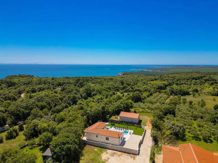Villa pour 6 personnes, avec terrasse ainsi que piscine et jardin à Kavran - 3