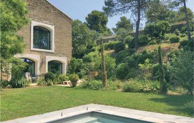 Gîte pour 10 personnes, avec piscine ainsi que jardin et terrasse à Azillanet