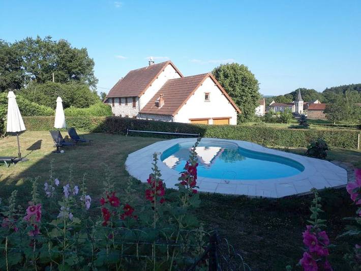 Gîte pour 3 personnes, avec piscine ainsi que jardin et terrasse dans Saint-Marc-à-Frongier
