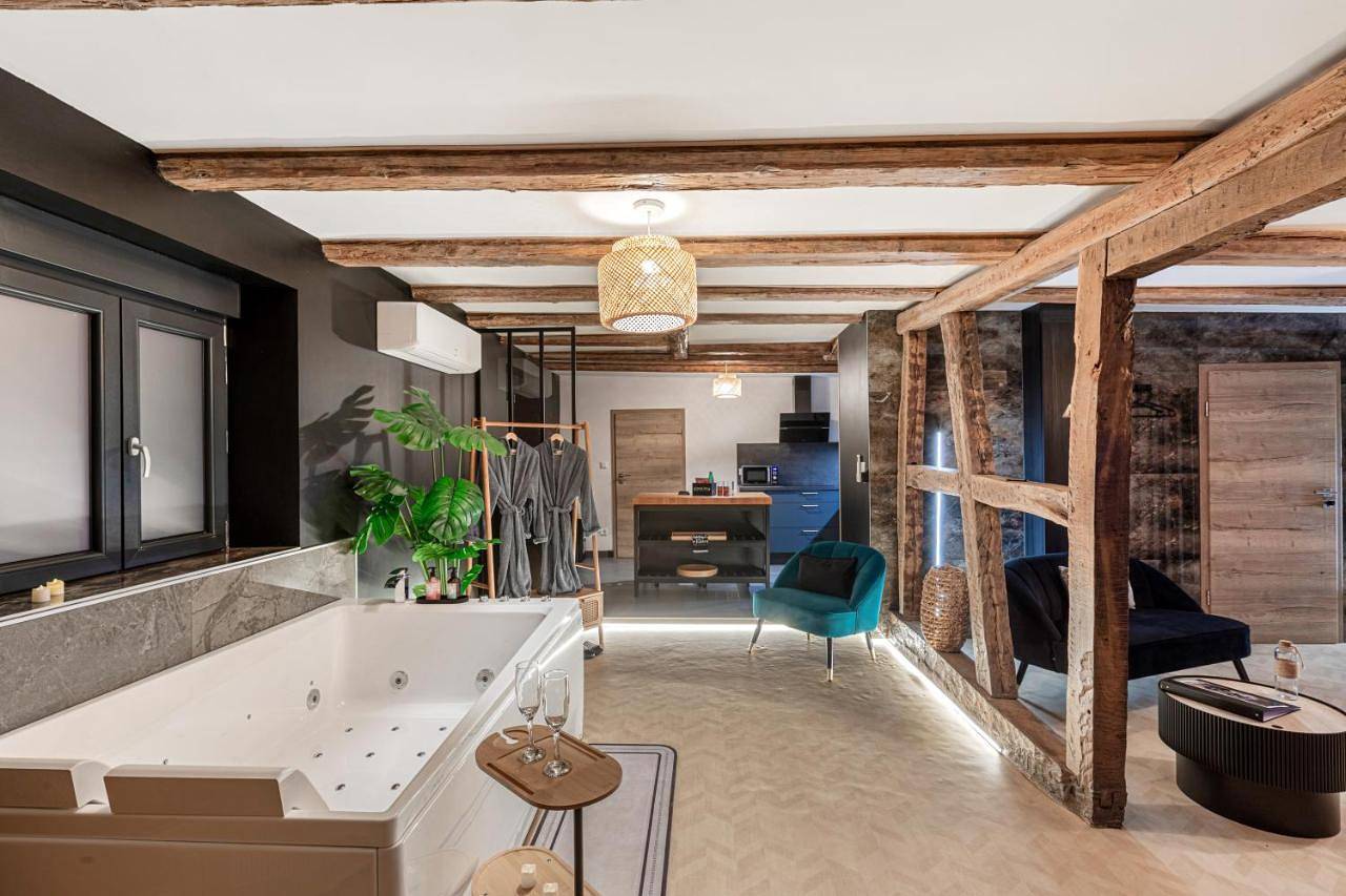 Appartement entier, Suite Romantique en Alsace - Balnéo Privative et Parking in Muttersholtz, Région de Sélestat-Erstein