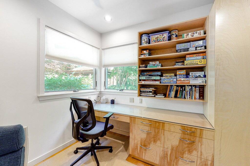 Ocean-view home with Ev charger - steps from Seapoint Beach in Kittery, York County