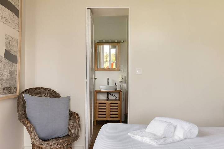 Location de vacances pour 12 personnes, avec terrasse ainsi que piscine et jardin à Ambillou - 4