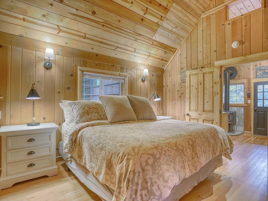 Thistle Dew: Salmon River romantic retreat, deck, hot tub and Wood Stove in Welches, Mount Hood