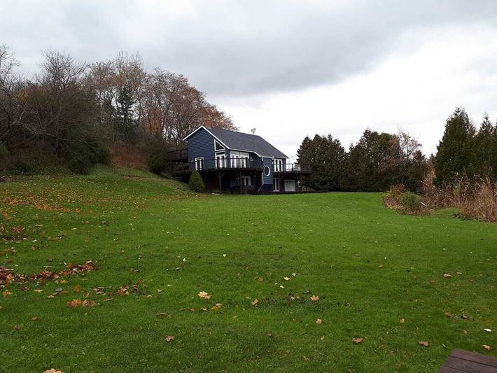 Vacation rental for 12 people, with hot tub and yard in Lake Ontario (Canada)