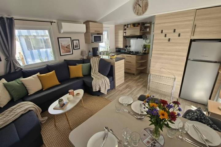 Location de vacances pour 8 personnes, avec Balcon et Jacuzzi ainsi que Terrasse et Jardin à Gastes