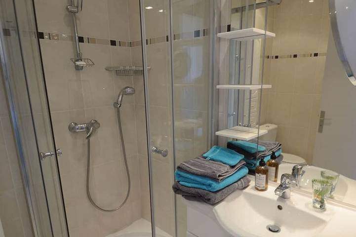 Ganze Wohnung, Cannes Eden. Großes Studio mit Meerblick, Zugang zum Strand, ruhig, Swimmingpool und Tennis. in Vallauris, Mittelmeerküste (Frankreich)