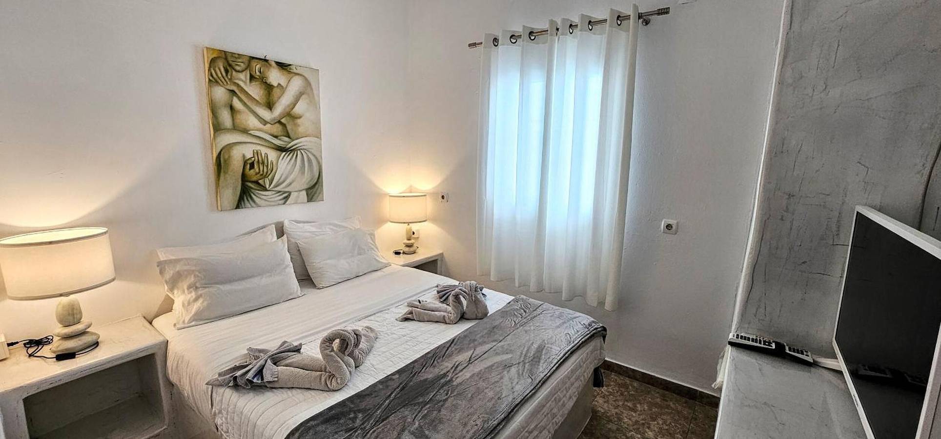 Apartamento entero, Apartamento de dos dormitorios con vistas a la montaña, Wi-Fi y aire acondicionado in Playa de Perivolos, Perissa
