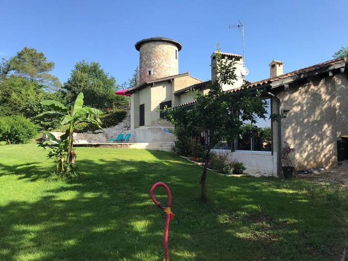 Gîte pour 2 personnes, avec Terrasse et Jardin ainsi que Piscine et Vue sur le lac à Vélines