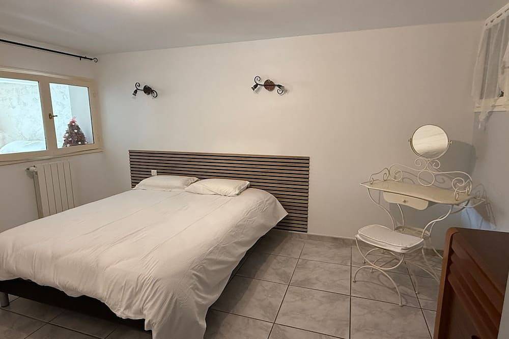 Apartamento entero, Type 2 apartment in the heart of the Provencal countryside with swimming pool and parking lot in Auriol, Marsella region