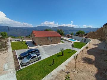Gîte pour 10 personnes, avec jardin ainsi que piscine et terrasse à Cabril